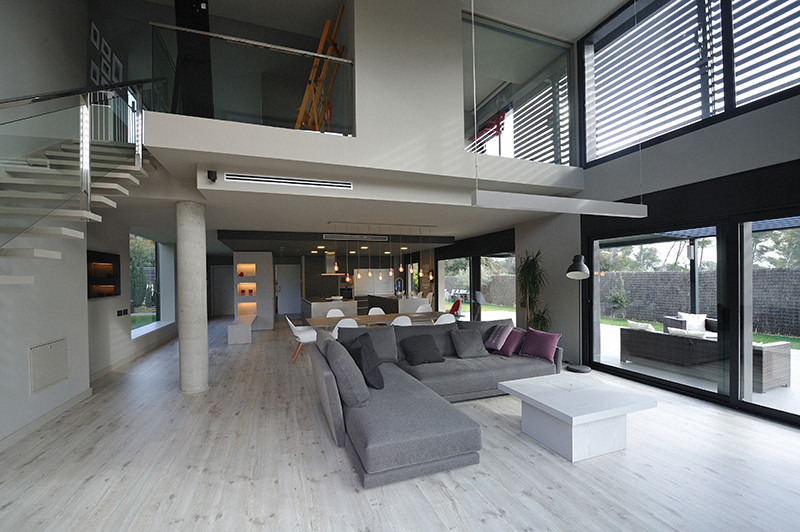 Inspiration för stora moderna vardagsrum, med grå väggar och mellanmörkt trägolv