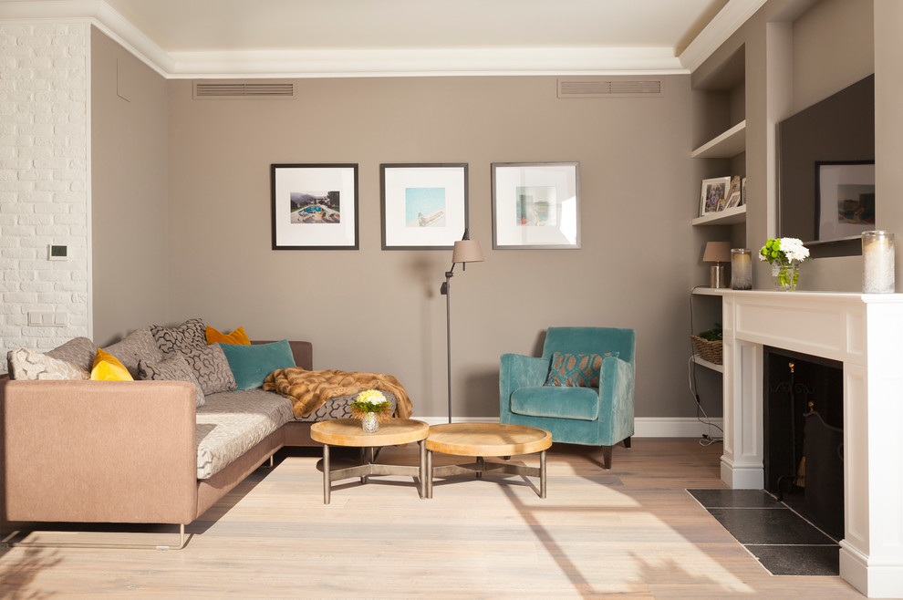 Mittelgroßes, Repräsentatives, Abgetrenntes Klassisches Wohnzimmer mit brauner Wandfarbe, hellem Holzboden, Kamin und TV-Wand in Barcelona