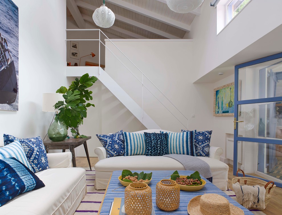 Beach style living room photo in Madrid