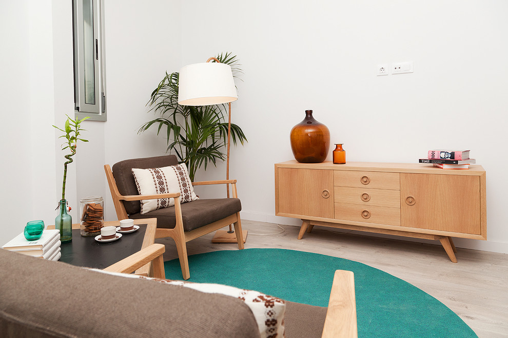 Ejemplo de salón para visitas abierto contemporáneo pequeño sin chimenea y televisor con paredes blancas y suelo de madera clara
