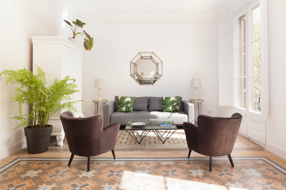 Mittelgroßes, Fernseherloses, Offenes Klassisches Wohnzimmer ohne Kamin mit weißer Wandfarbe und Keramikboden in Barcelona