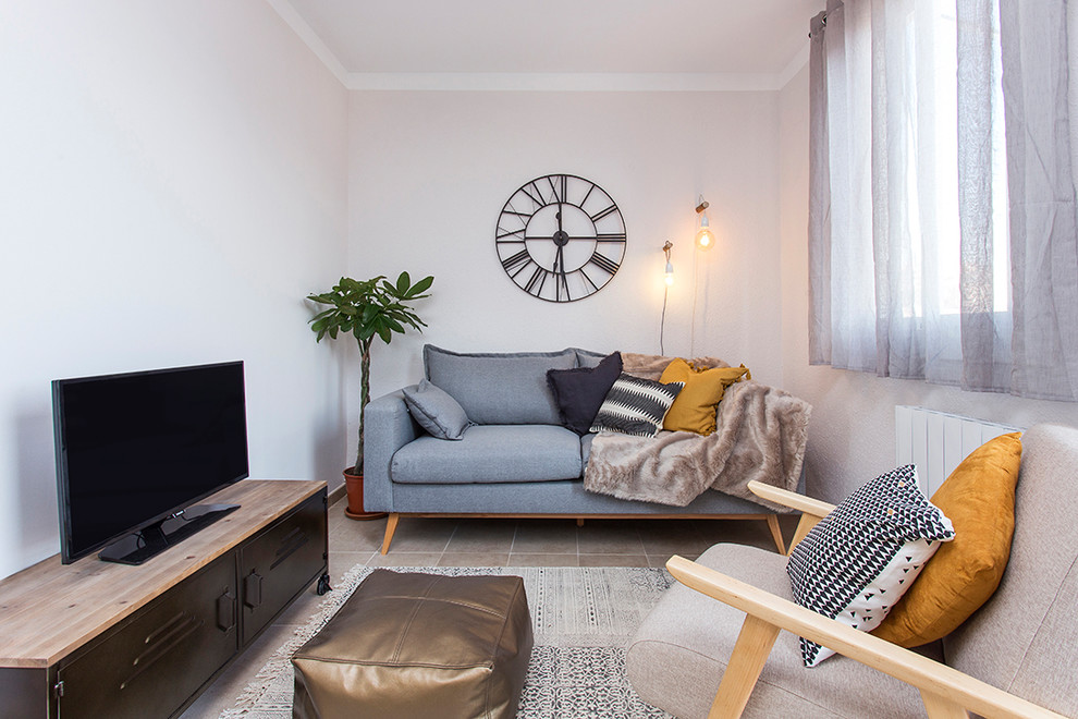 На фото: маленькая изолированная гостиная комната в стиле неоклассика (современная классика) с белыми стенами, отдельно стоящим телевизором и бежевым полом для на участке и в саду