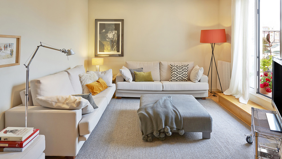 Ejemplo de salón para visitas cerrado minimalista de tamaño medio con paredes beige y televisor independiente