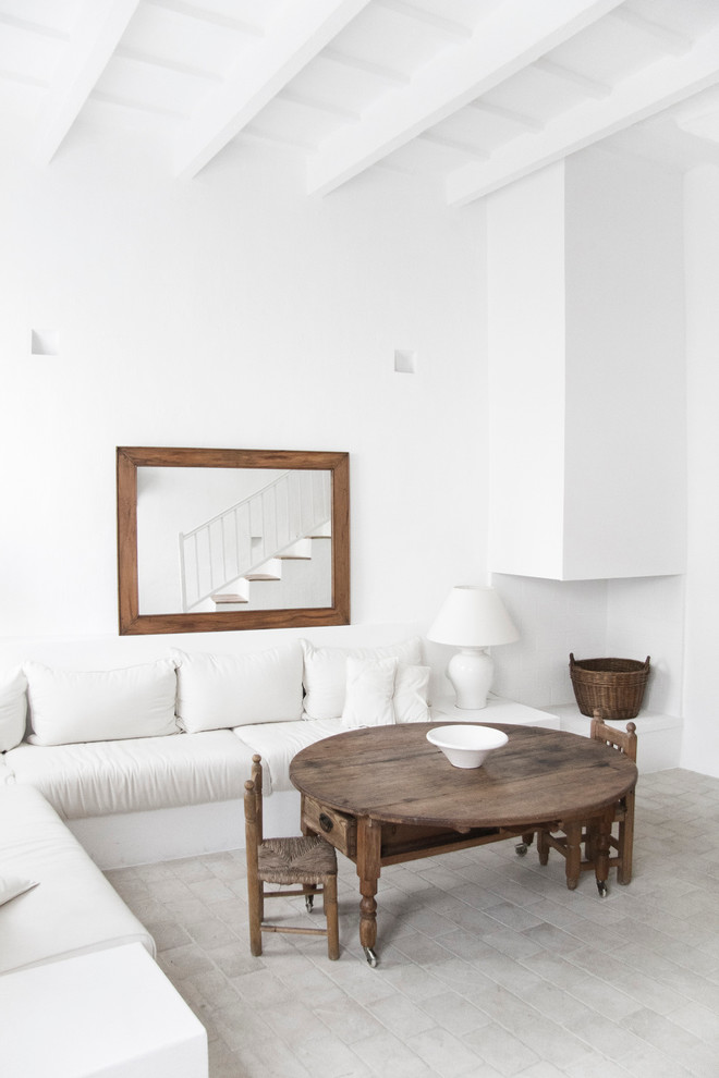 Diseño de salón abierto mediterráneo de tamaño medio sin chimenea y televisor con paredes blancas