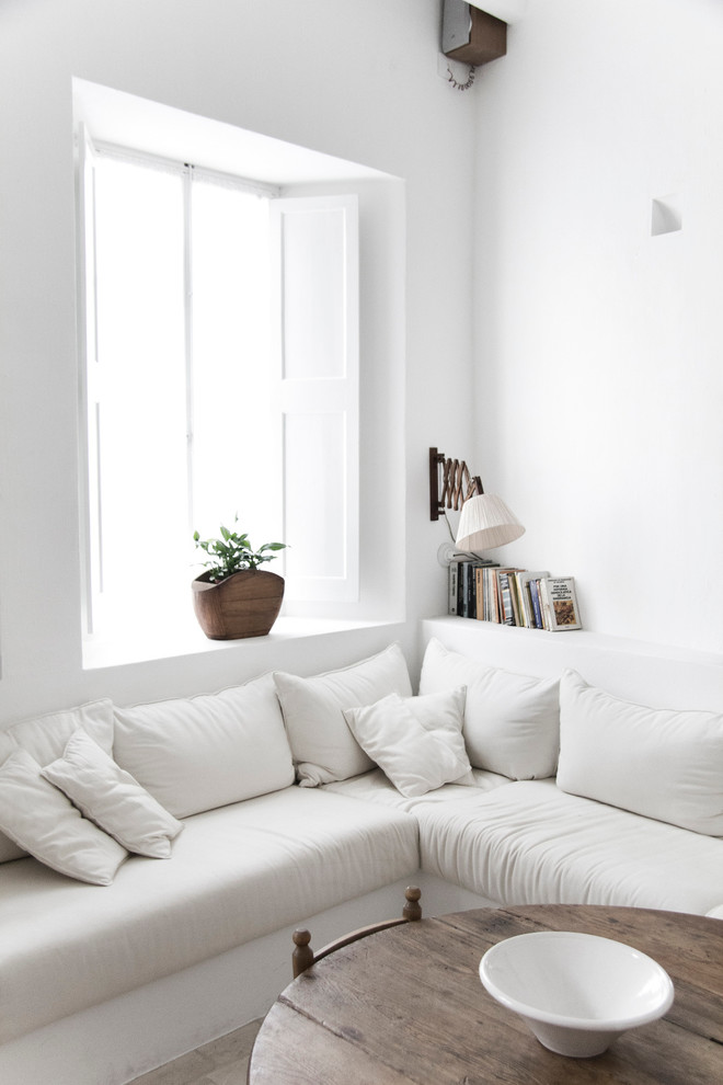 Inspiration för mellanstora medelhavsstil vardagsrum, med vita väggar