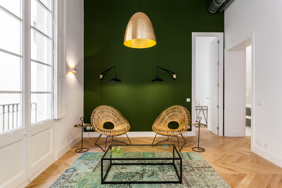 Immagine di un soggiorno contemporaneo con pareti verdi, pavimento in legno massello medio, nessun camino e pavimento beige
