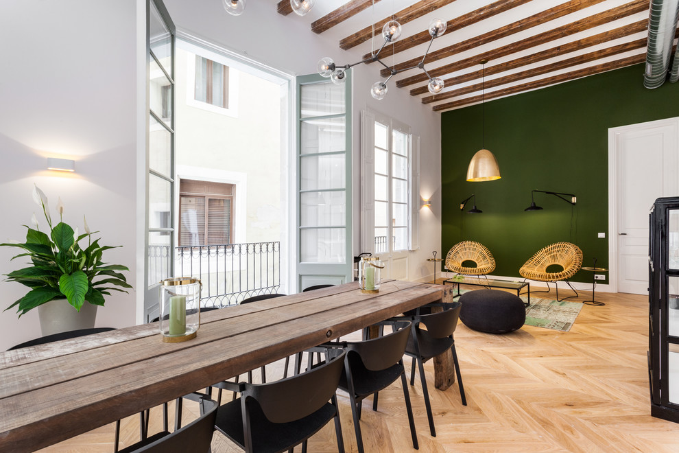 На фото: большая парадная, изолированная гостиная комната в современном стиле с зелеными стенами, светлым паркетным полом и бежевым полом с