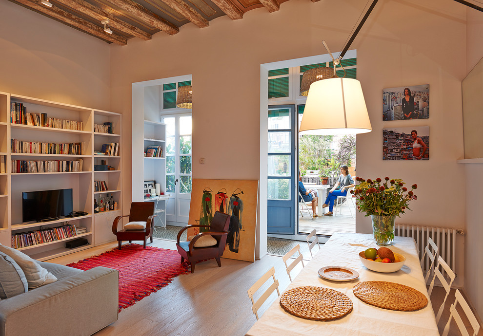 Idee per un soggiorno mediterraneo di medie dimensioni e aperto con libreria, pareti bianche, parquet chiaro, nessun camino e TV autoportante