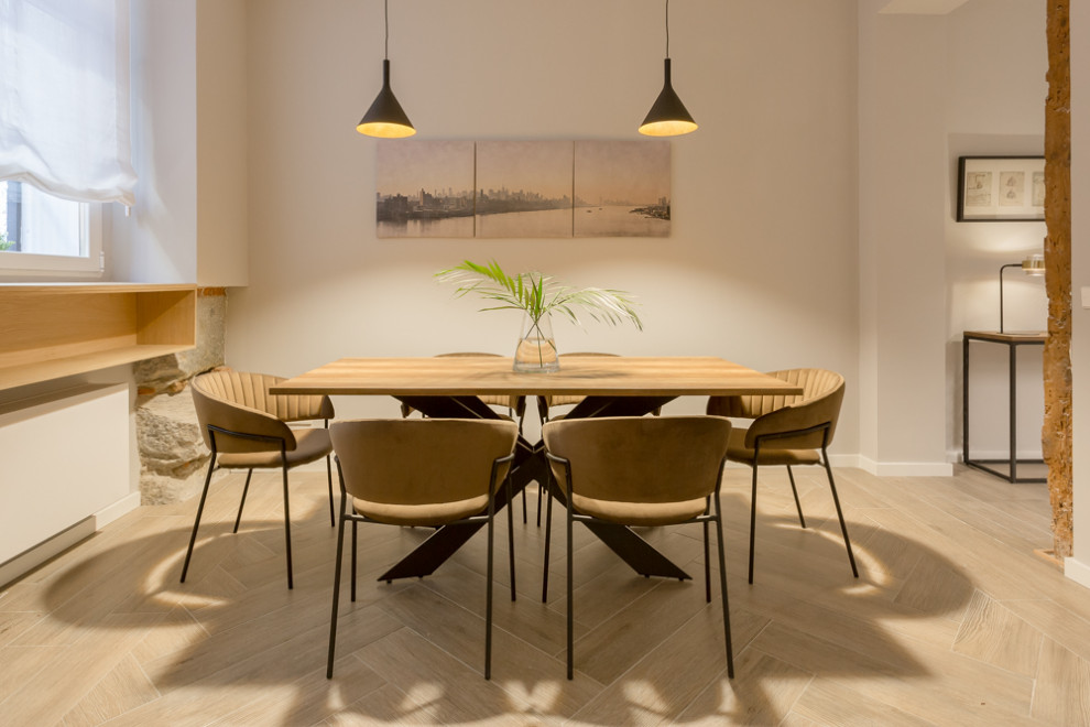 Esempio di una sala da pranzo mediterranea con pareti grigie, parquet chiaro e pavimento beige