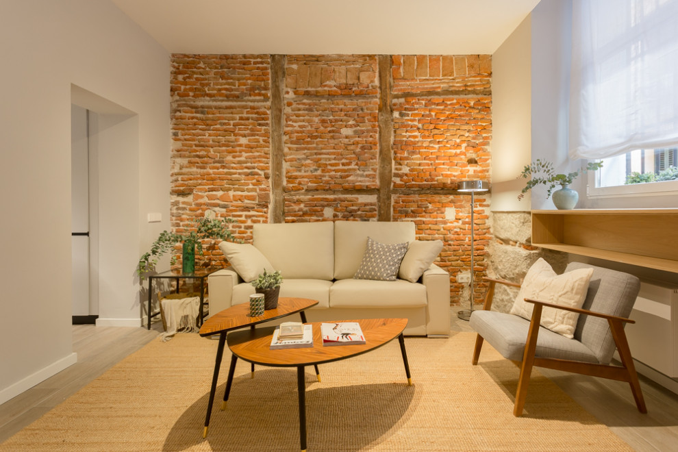 Mediterranes Wohnzimmer mit grauer Wandfarbe, hellem Holzboden und beigem Boden in Madrid