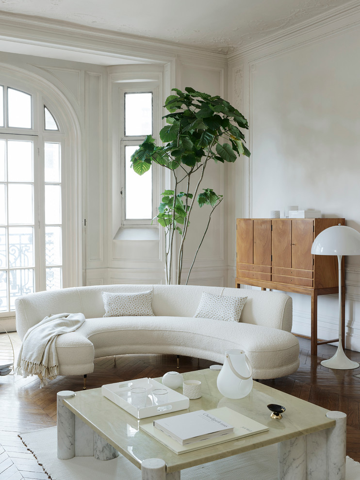Foto di un soggiorno tradizionale aperto con pareti bianche, parquet scuro, sala formale e nessuna TV