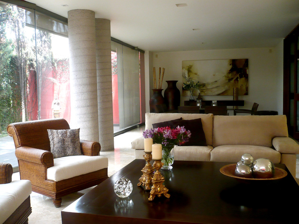 Modelo de salón para visitas abierto actual de tamaño medio sin televisor con paredes beige, suelo de mármol y suelo beige