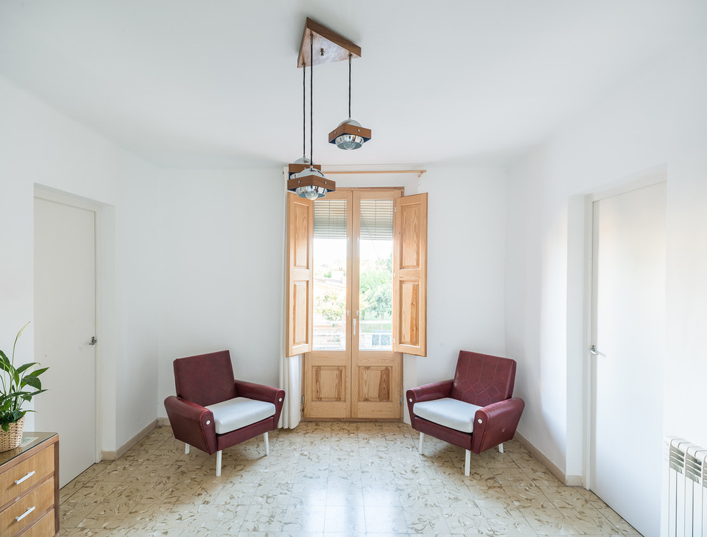 Modelo de salón abierto retro de tamaño medio con paredes blancas, suelo de baldosas de cerámica y suelo beige
