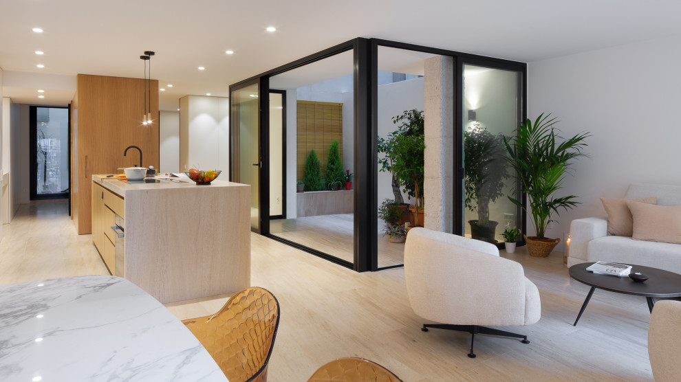 Стильный дизайн: гостиная комната в стиле модернизм с полом из известняка и коричневым полом - последний тренд