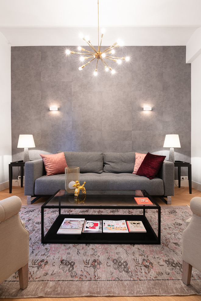 Skandinavisches Wohnzimmer mit weißer Wandfarbe, braunem Holzboden und braunem Boden in Barcelona