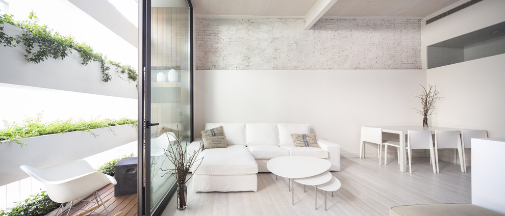 Diseño de salón para visitas abierto contemporáneo de tamaño medio sin chimenea y televisor con paredes blancas