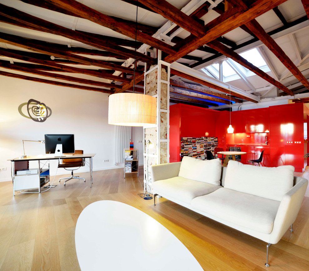 Modelo de salón para visitas abierto contemporáneo grande sin chimenea y televisor con paredes blancas y suelo de madera clara