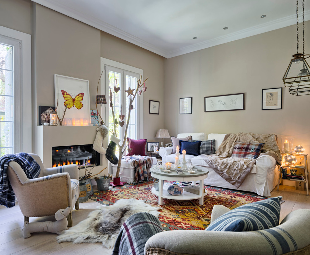 Foto di un soggiorno scandinavo di medie dimensioni e chiuso con sala formale, pareti beige, parquet chiaro, camino classico e nessuna TV