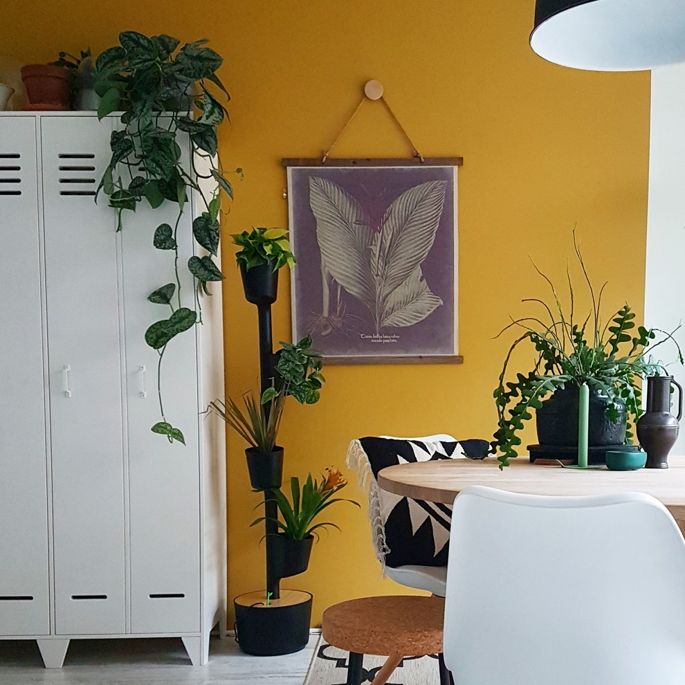 Ispirazione per un soggiorno contemporaneo con pareti gialle