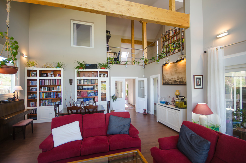 Пример оригинального дизайна: открытая гостиная комната среднего размера в современном стиле с серыми стенами, полом из керамической плитки, горизонтальным камином, фасадом камина из камня и отдельно стоящим телевизором