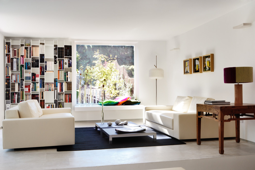 Inspiration för stora moderna allrum med öppen planlösning, med ett finrum, vita väggar och travertin golv