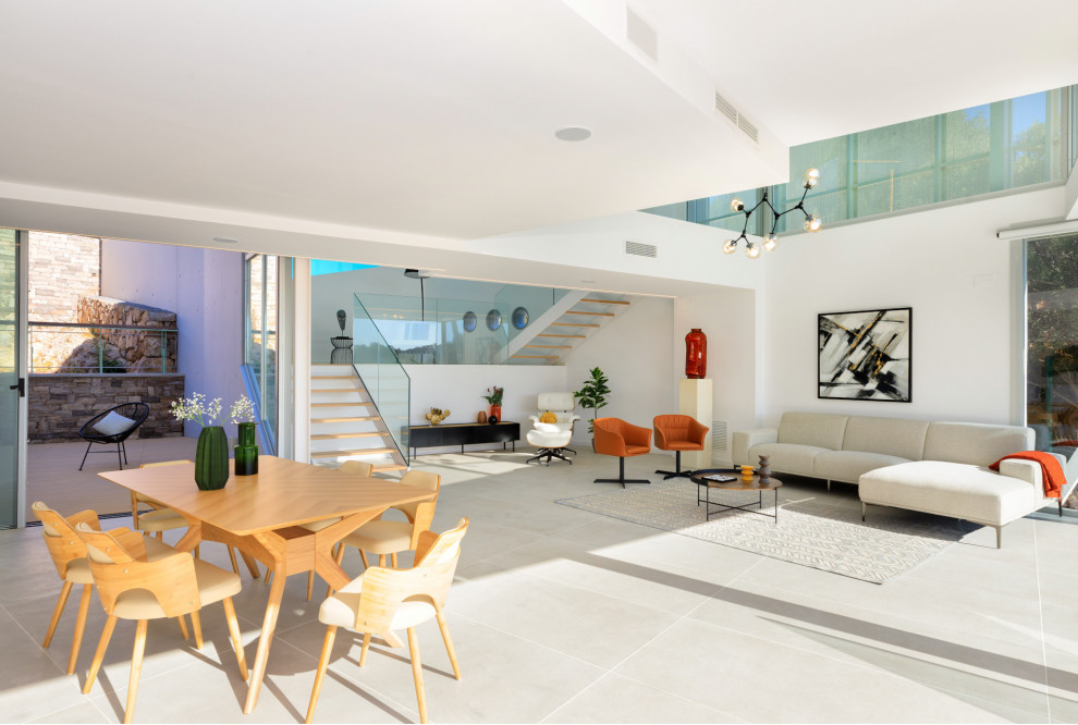 Offenes Modernes Wohnzimmer mit weißer Wandfarbe und grauem Boden in Sonstige