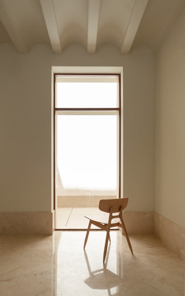 Mittelgroßes, Offenes Modernes Wohnzimmer mit weißer Wandfarbe, Kalkstein, freistehendem TV und beigem Boden in Valencia