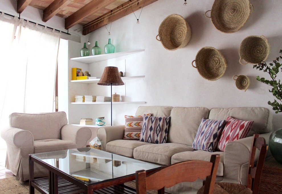 Mediterranes Wohnzimmer mit weißer Wandfarbe und braunem Boden in Madrid