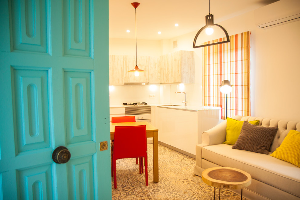 Свежая идея для дизайна: маленькая открытая гостиная комната в средиземноморском стиле с бежевыми стенами, полом из керамической плитки и разноцветным полом для на участке и в саду - отличное фото интерьера