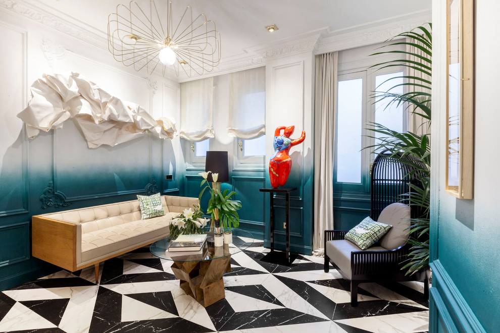 Стильный дизайн: парадная, изолированная гостиная комната в стиле фьюжн с разноцветными стенами и разноцветным полом без камина, телевизора - последний тренд
