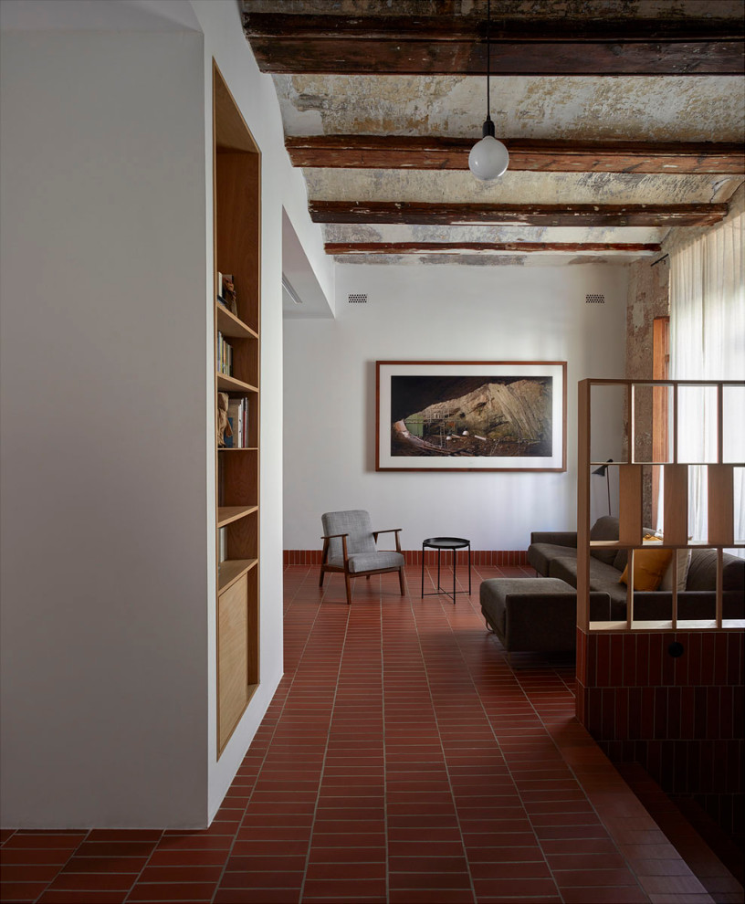 Свежая идея для дизайна: открытая гостиная комната в средиземноморском стиле с белыми стенами, красным полом и кессонным потолком - отличное фото интерьера