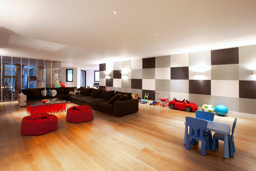 Esempio di un grande soggiorno minimal aperto con pavimento in legno massello medio