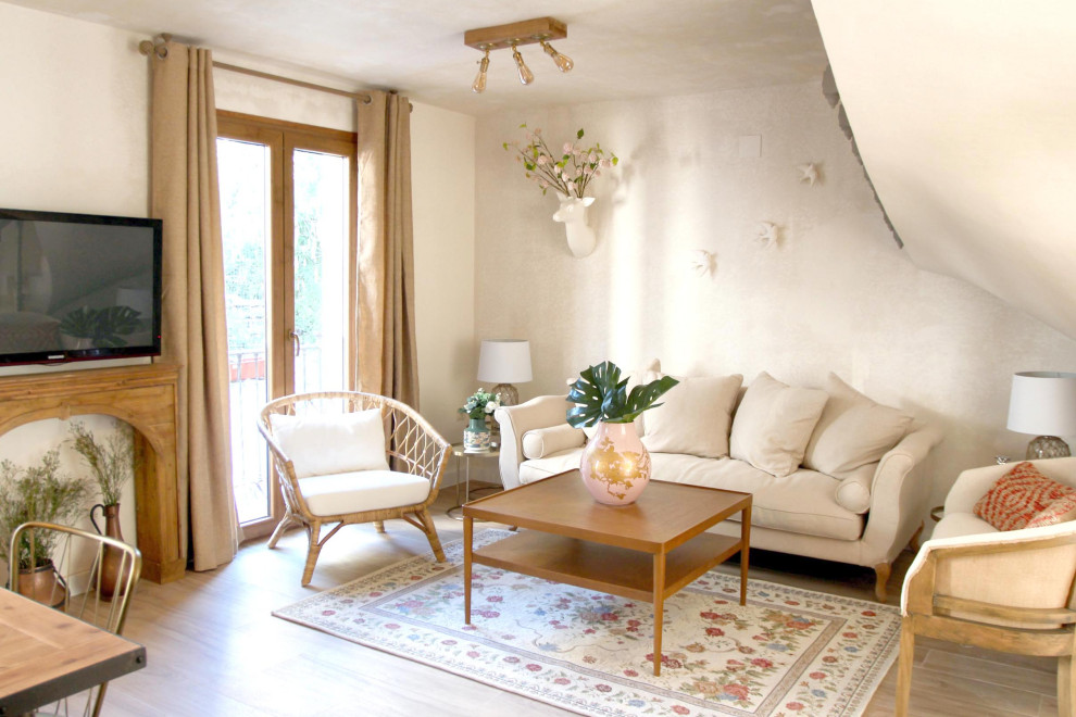 Diseño de salón abierto ecléctico grande con paredes beige, suelo de madera clara, marco de chimenea de madera, televisor colgado en la pared y suelo marrón