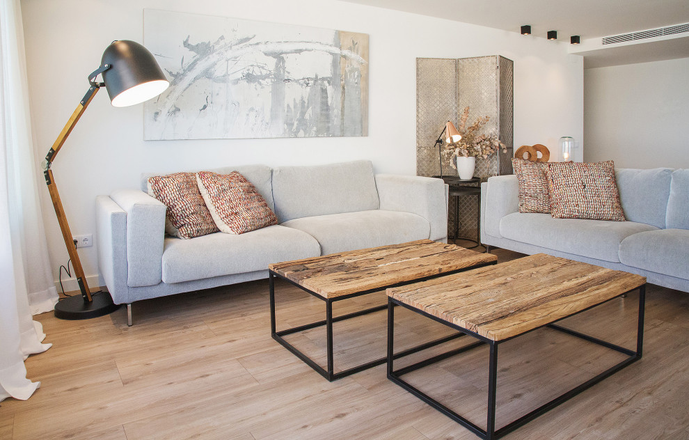Foto de salón mediterráneo de tamaño medio con paredes blancas, suelo de madera clara y suelo beige