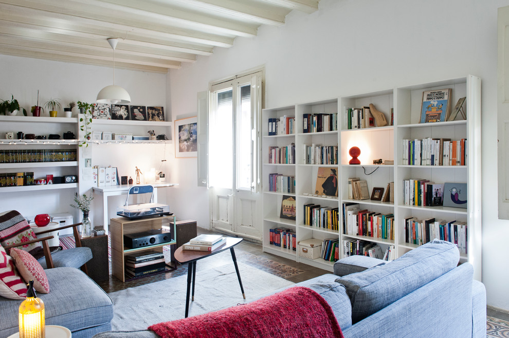 Foto di un soggiorno mediterraneo di medie dimensioni e chiuso con libreria, pareti bianche, pavimento con piastrelle in ceramica, nessun camino e nessuna TV