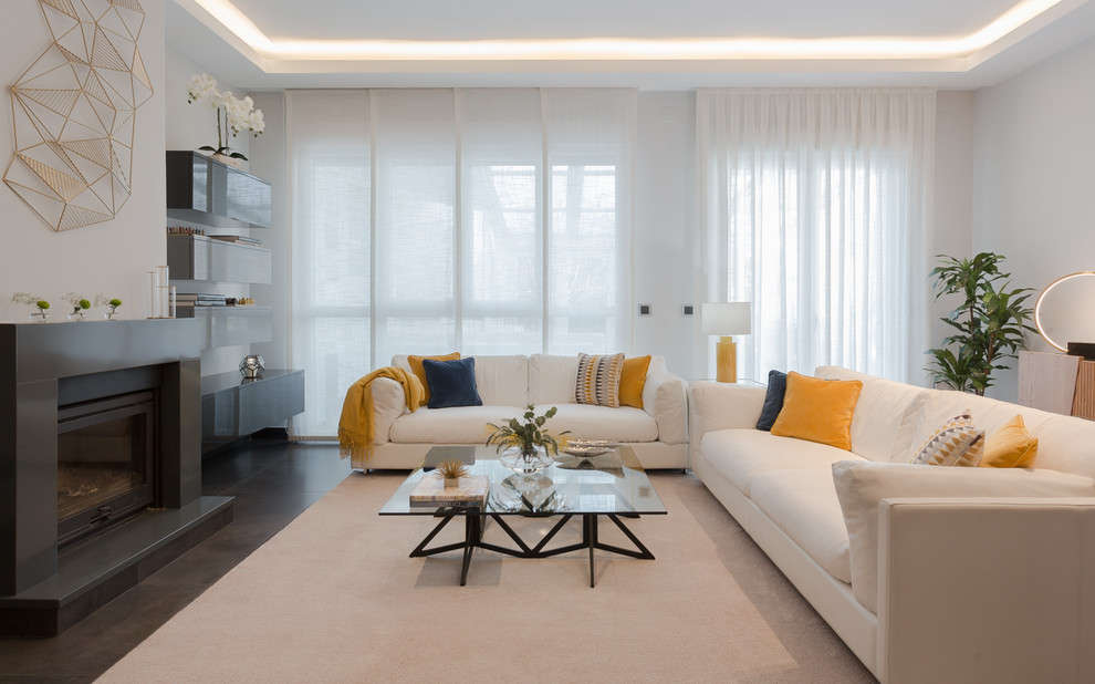 Fernseherloses Modernes Wohnzimmer mit weißer Wandfarbe, Gaskamin und Kaminumrandung aus Metall in Madrid