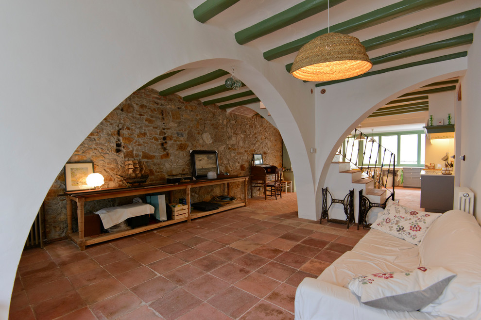 Immagine di un soggiorno mediterraneo di medie dimensioni e chiuso con pareti bianche, pavimento in legno massello medio, TV autoportante e pavimento marrone