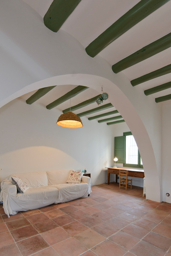 Ispirazione per un soggiorno mediterraneo di medie dimensioni e chiuso con pareti bianche, pavimento in legno massello medio, TV autoportante e pavimento marrone
