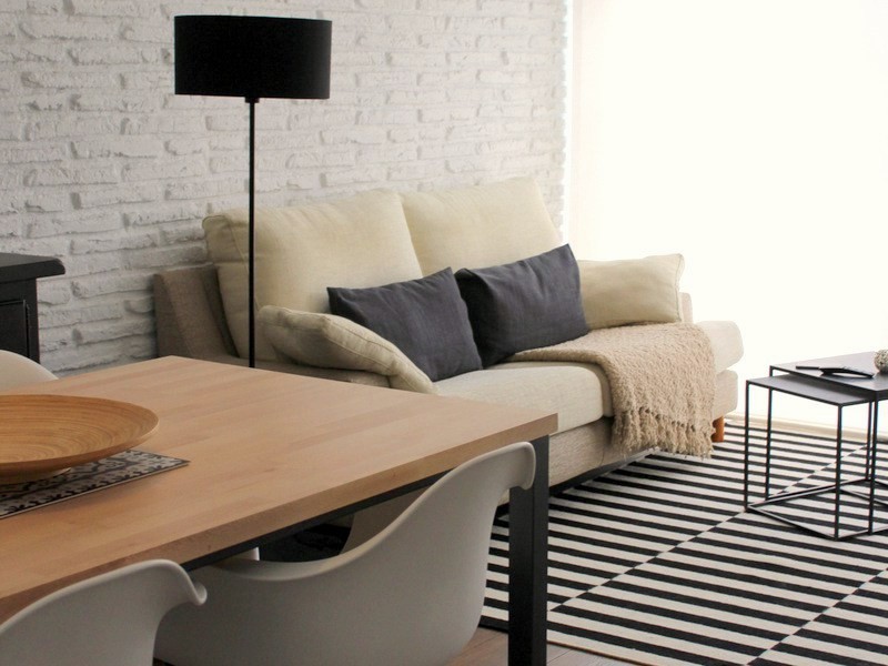 Idee per un piccolo soggiorno bohémian con pareti bianche e parquet scuro