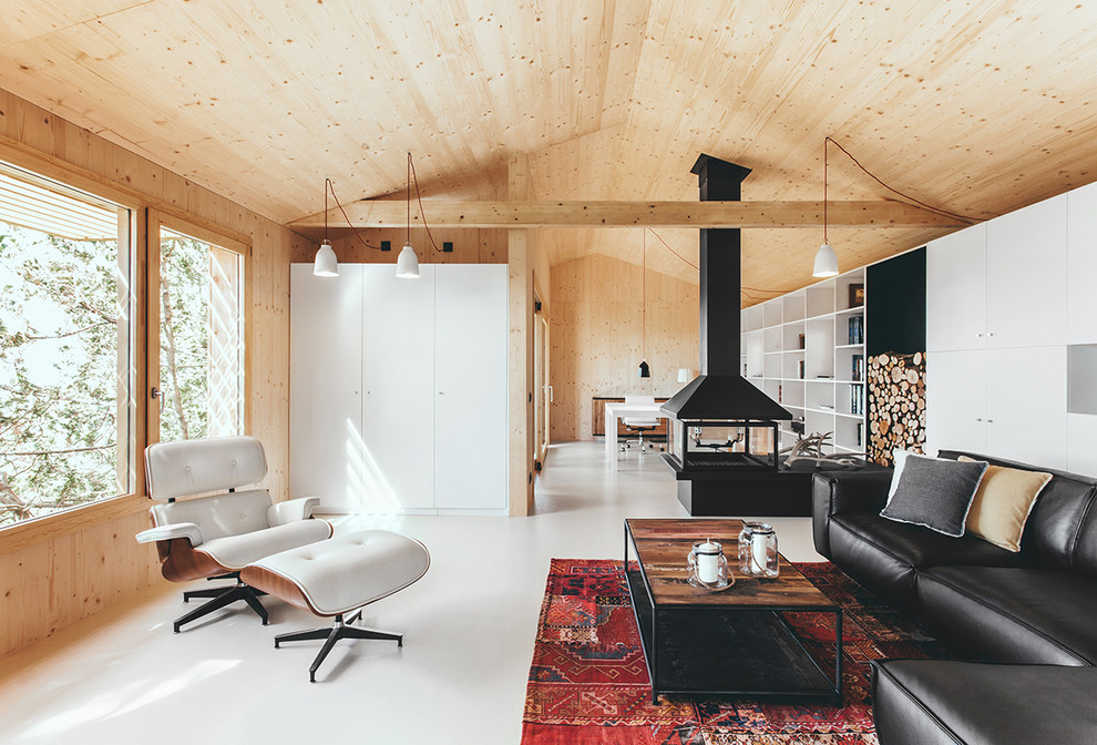 Cette photo montre un grand salon scandinave ouvert avec une salle de réception, cheminée suspendue, un manteau de cheminée en métal, aucun téléviseur et un mur beige.