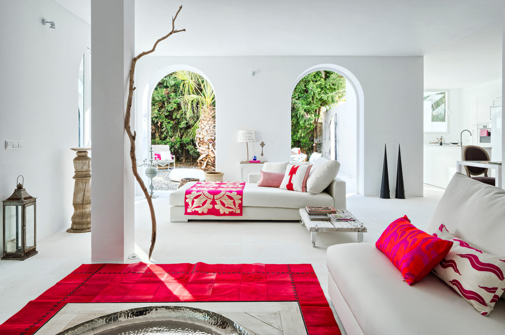 Esempio di un grande soggiorno mediterraneo aperto con pareti bianche e pavimento bianco