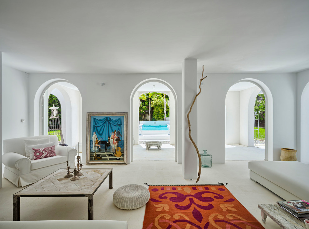Foto di un grande soggiorno mediterraneo aperto con pareti bianche e pavimento bianco