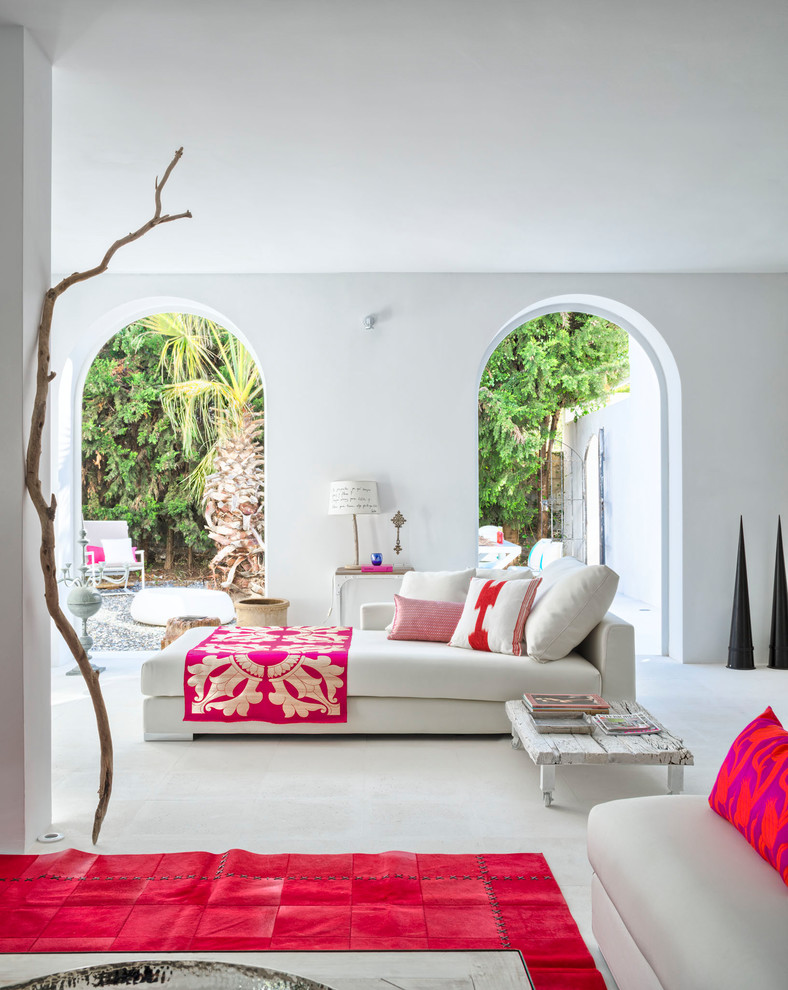 Großes, Offenes Mediterranes Wohnzimmer mit weißer Wandfarbe und weißem Boden in Sonstige