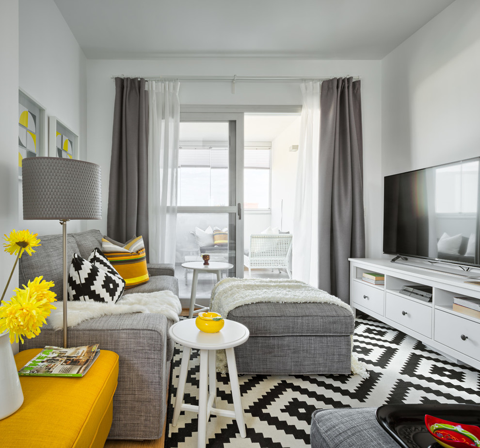 Mittelgroßes, Repräsentatives, Abgetrenntes Modernes Wohnzimmer mit weißer Wandfarbe und Multimediawand in Malaga