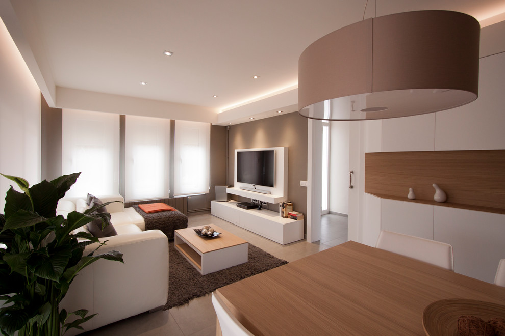 Mittelgroßes, Repräsentatives, Offenes Modernes Wohnzimmer ohne Kamin mit beiger Wandfarbe, Keramikboden und TV-Wand in Sonstige