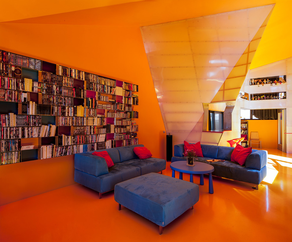 Diseño de salón para visitas abierto minimalista grande sin televisor con parades naranjas