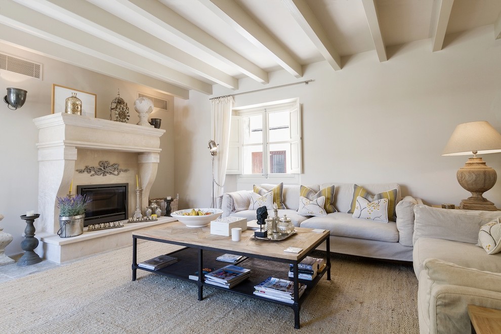 Inspiration pour un grand salon traditionnel fermé avec un mur blanc, une cheminée standard, une salle de réception, moquette, un manteau de cheminée en pierre et aucun téléviseur.