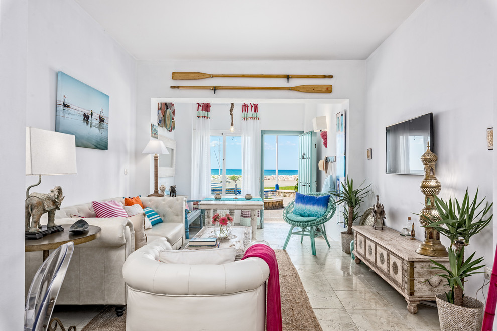 Свежая идея для дизайна: парадная, открытая гостиная комната среднего размера в морском стиле с белыми стенами и телевизором на стене без камина - отличное фото интерьера