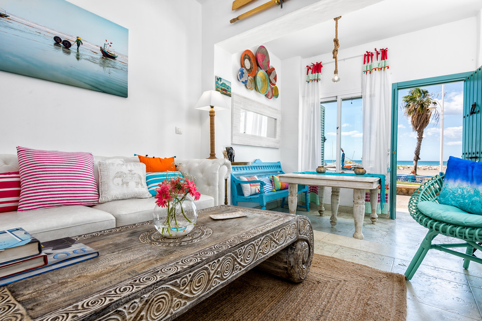 На фото: открытая, парадная гостиная комната среднего размера в морском стиле с белыми стенами без камина, телевизора