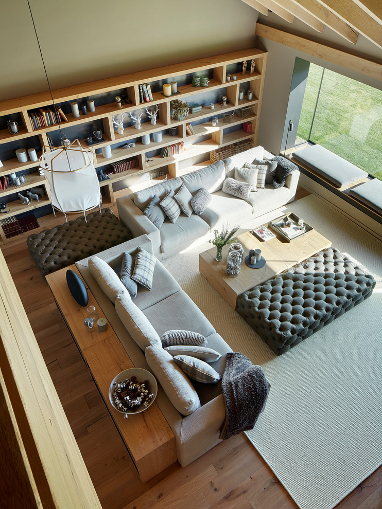 Großes, Offenes Landhausstil Wohnzimmer mit hellem Holzboden in Sonstige